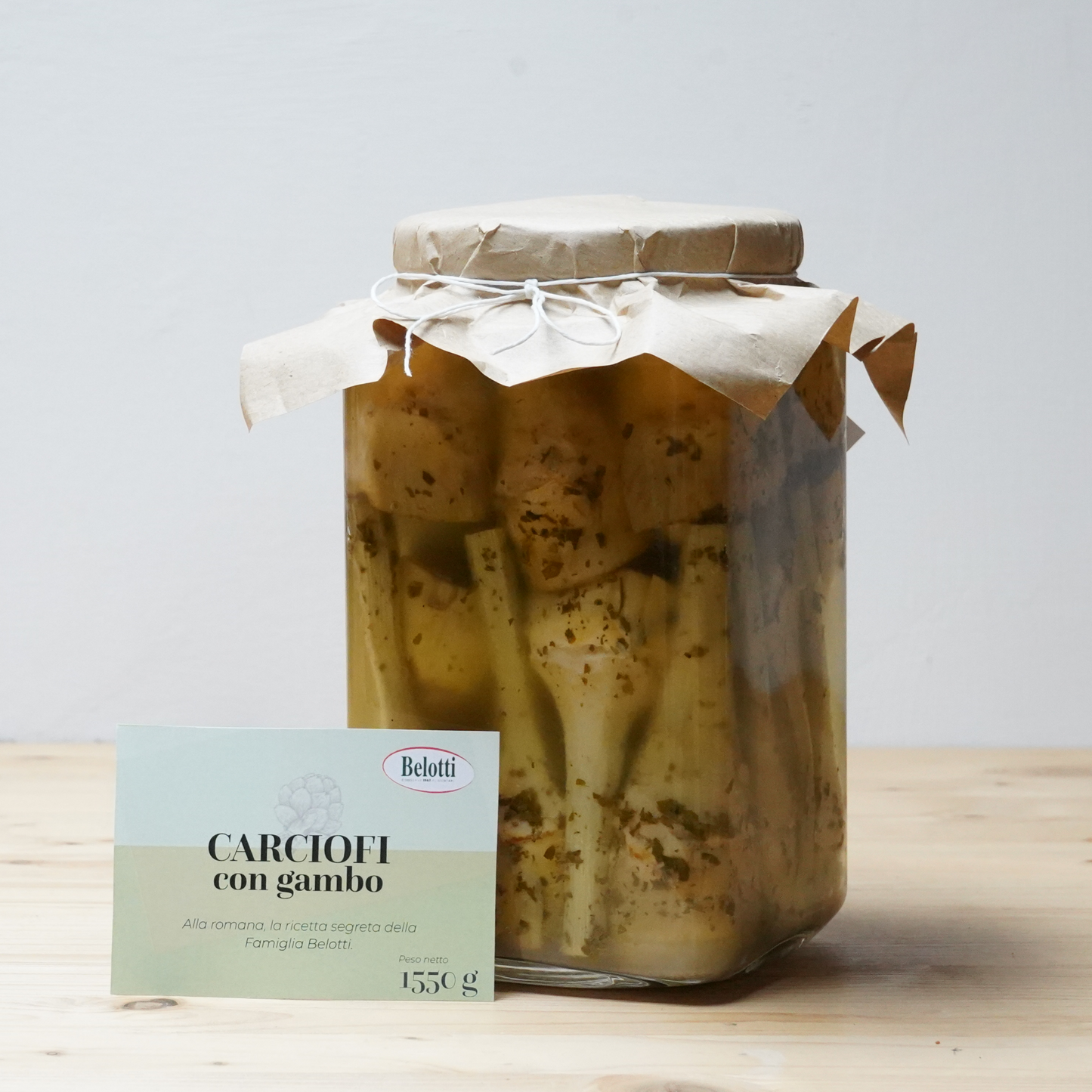 Carciofi alla romana con gambo, stivati a mano. Conserve alimentari sott'olio e sottaceto.