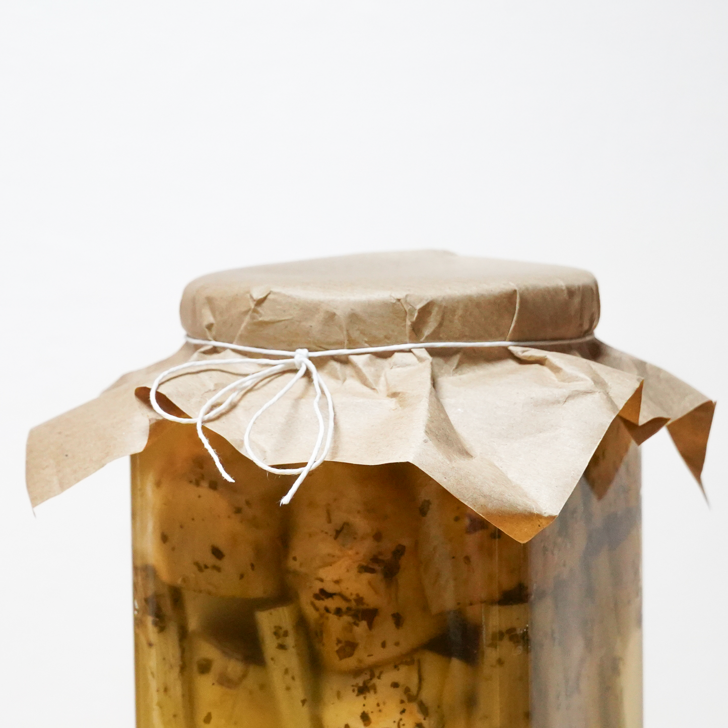 Carciofi stivati a mano sott'olio. Conserve alimentari, sott'olio e sottaceto.