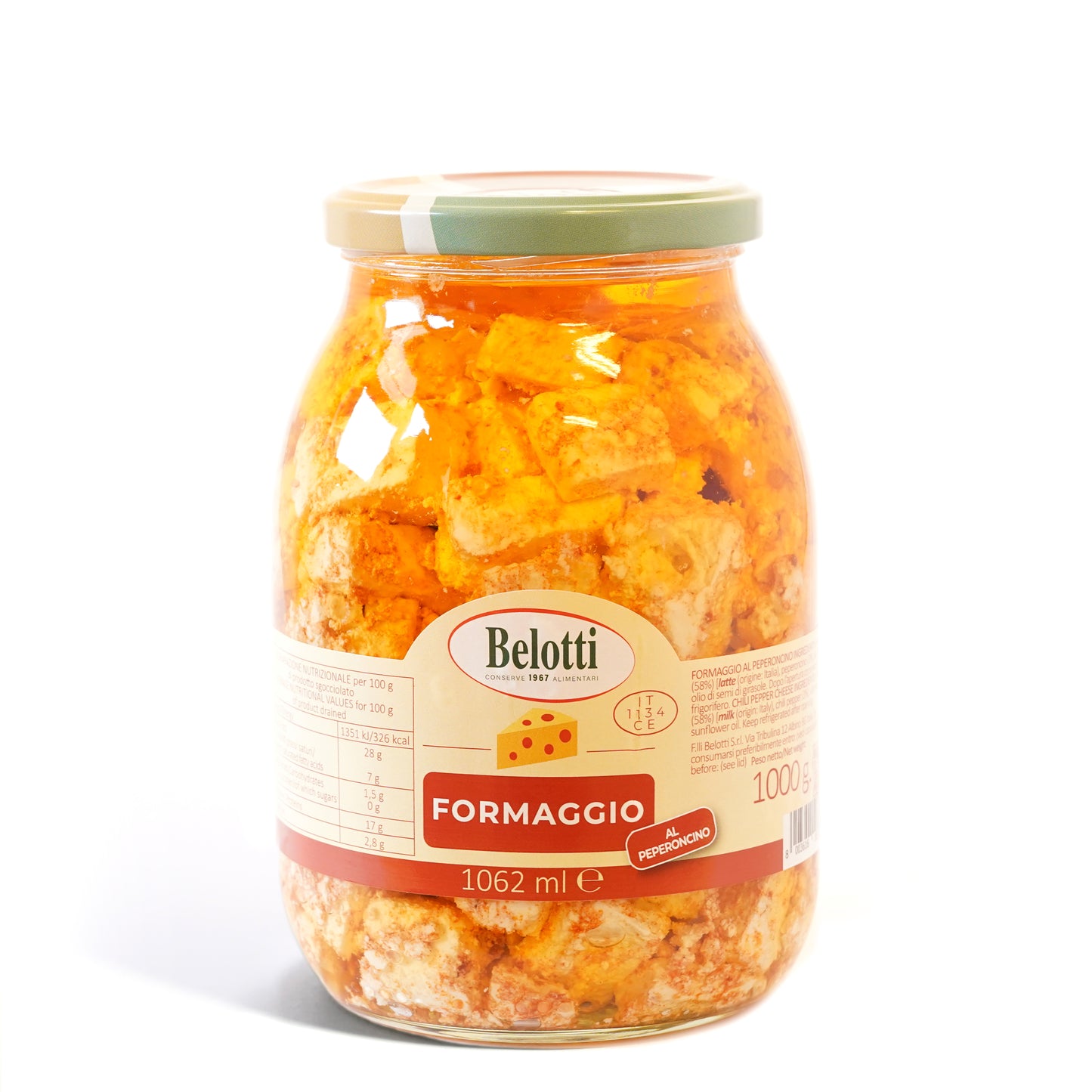 ormaggio al peperoncino sott'olio in vaso orcio. Conserve alimentari sott'olio e sottaceto.