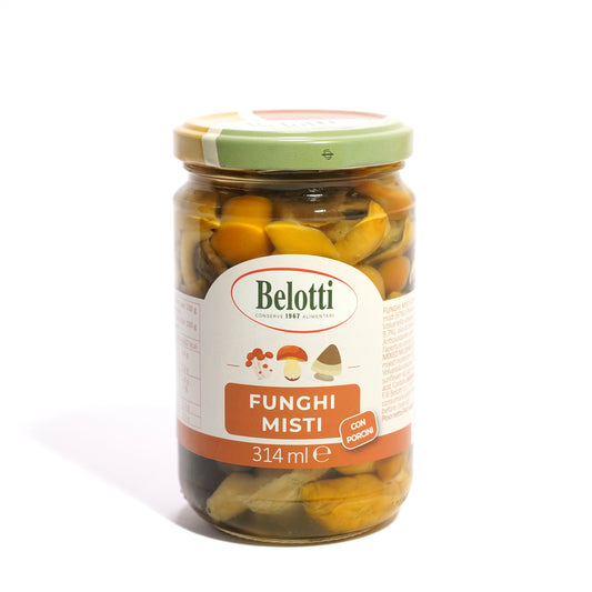 funghi misti con porcini. Misto funghi con porcini sott'olio.  Conserve alimentari sott'olio e sottaceto.
