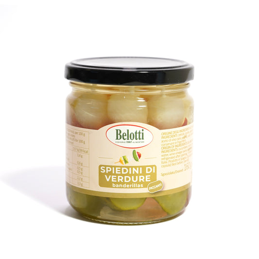 Spiedini di verdure Banderillas. Conserve alimentari sott'olio e sottaceto.