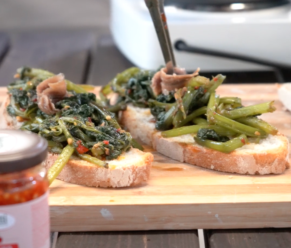 Crostone con cime di rapa, sarde e battuto di peperoncino