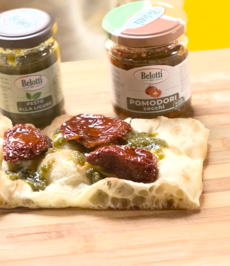 Pinsa con pesto e pomodori secchi Belotti