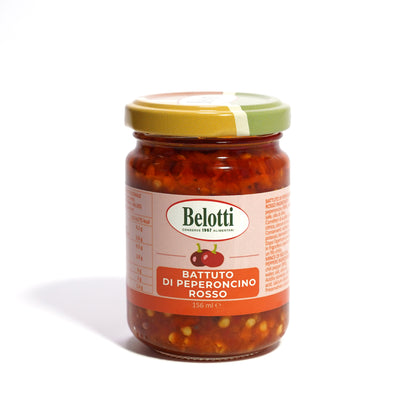 Battuto di peperoncino rosso. Conserve alimentari sott'olio e sottaceto.