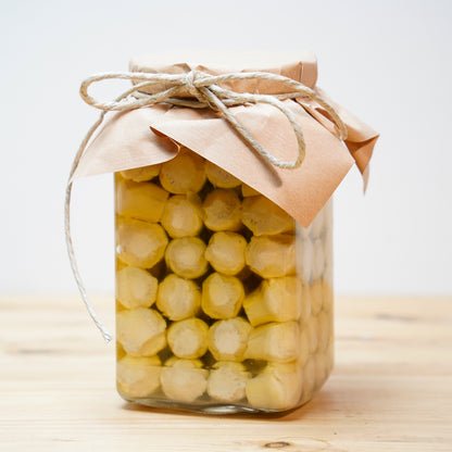 Carciofi piccoli stivati a mano