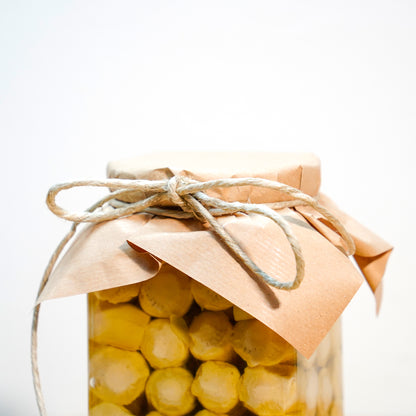 Carciofi piccoli stivati a mano