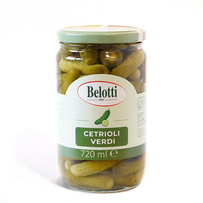 Cetrioli verdi sottaceto. Cetriolini sottaceto. Conserve alimentari sott'olio e sottaceto.