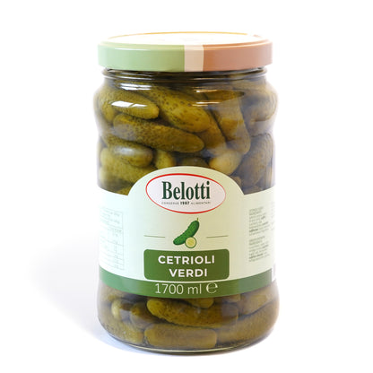Cetrioli verdi sottaceto. Cetriolini sottaceto. Conserve alimentari sott'olio e sottaceto.