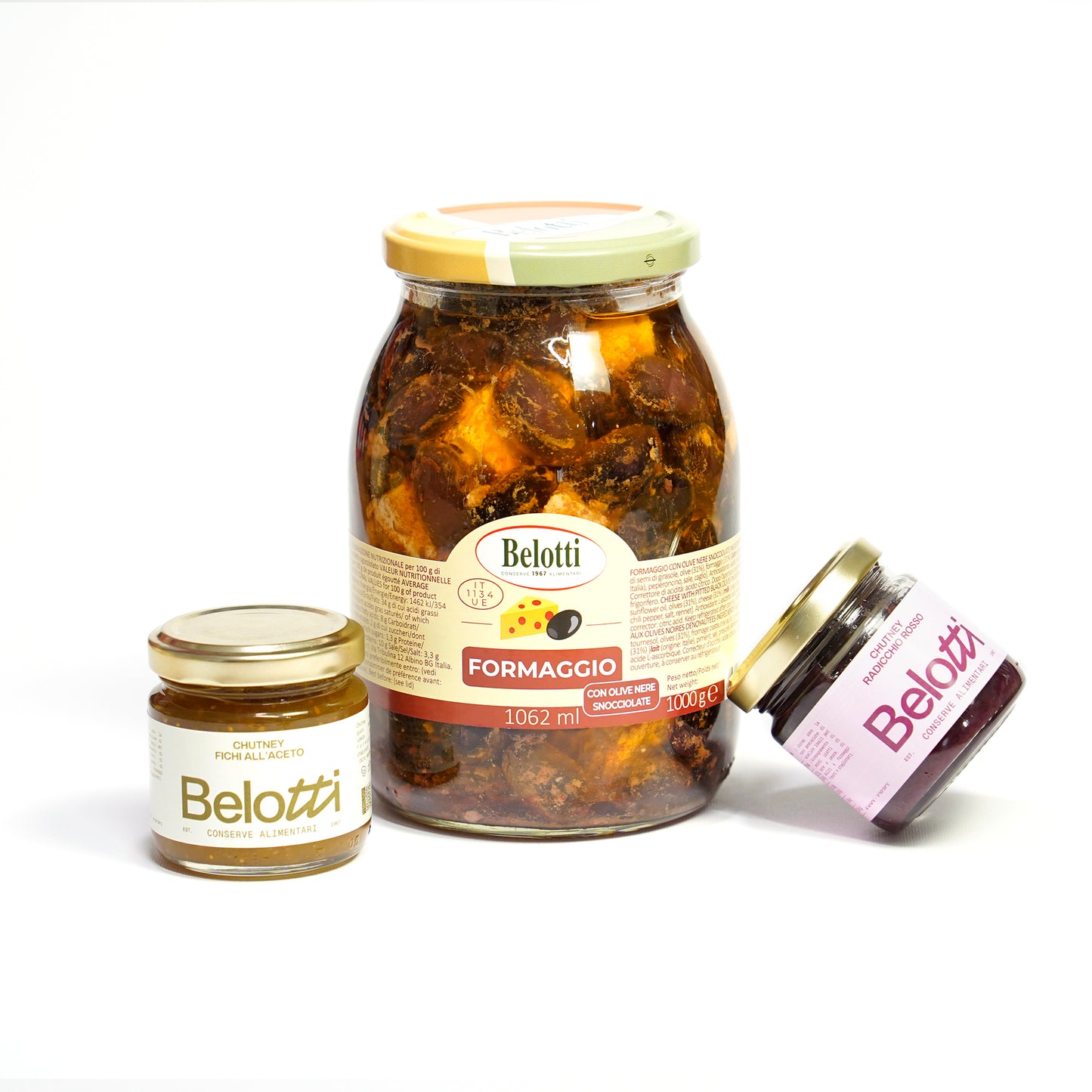 Käse mit entkernten schwarzen Oliven