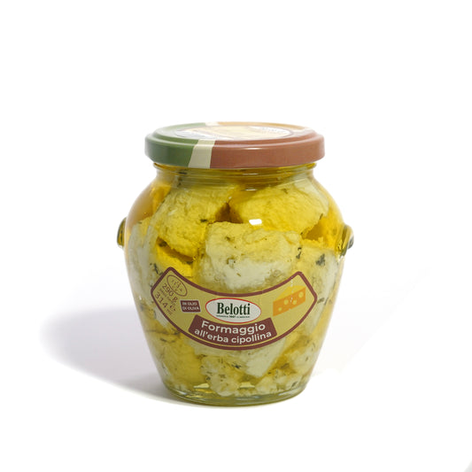 Formaggio all'erba cipollina sott'olio. Conserve alimentari sott'olio e sottaceto.