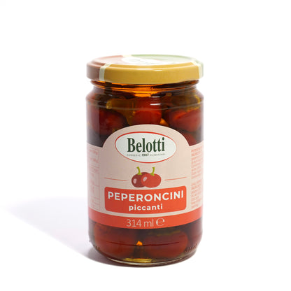 Peperoncini piccanti sott'olio. Conserve alimentari sott'olio e sottaceto.