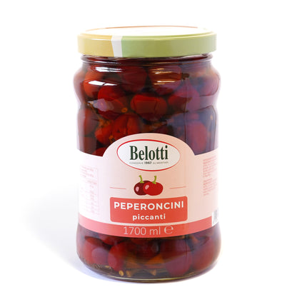 Peperoncini piccanti sott'olio. Conserve alimentari sott'olio e sottaceto.