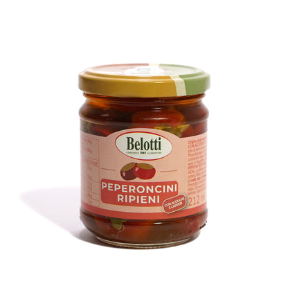 Peperoncini ripieni con acciughe e capperi. Conserve alimentari sott'olio e sottaceto.