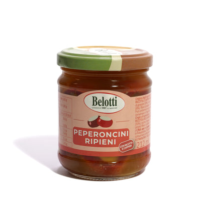 Peperoncini ripieni con ricotta e capperi. conserve alimentari, sott'olio e sottaceto.