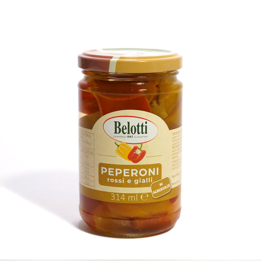 Peperoni rossi e gialli in agrodolce. Conserve alimentari sott'olio e sottaceto.