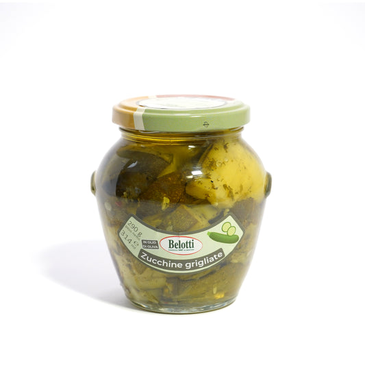 Zucchine grigliate in olio di oliva, vaso orcio. Conserve alimentari sott'olio e sottaceto.
